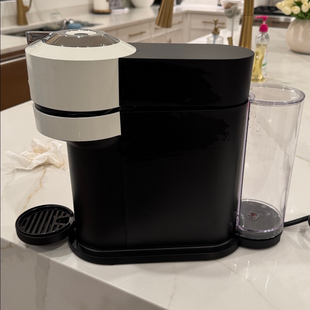 Nespresso by De'Longhi Vertuo Next Coffee and Espresso Machine - Picture 4 of 7